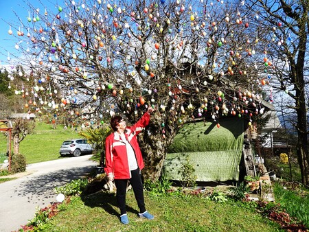 Lojzka Mrgole pred več kot 300-letnim očakom 