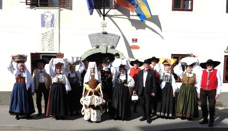 Šest parov  je v narodnih nošah  odneslo jedi iz Borštnikove domačije k blagoslovu v župnijsko cer…
