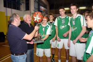 zupan_Franc_Cebulj_podeljuje_pokal_Cerklje_2015