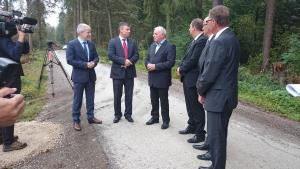 Minister za infrastrukturo dr. Peter Gašperšič si je skupaj z županom Občine Cerklje na Gorenjskem Francem Čebuljem in direktorjem družbe Aerodrom Ljubljana, d.o.o. Zmagom Skobirjem ogledal gradbišče (vir: arhiv občine)